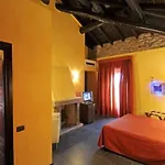 Relais & Castello Di Casiglio Hotel 4*