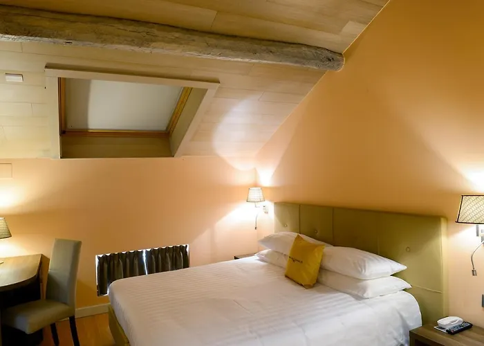 Relais & Castello Di Casiglio Hotel 4*