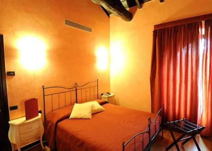 Relais & Castello Di Casiglio Hotel 4*