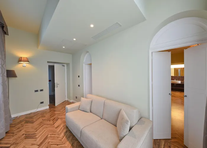 Отель Relais & Castello Di Casiglio