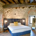 Relais & Castello Di Casiglio Hotel 4*