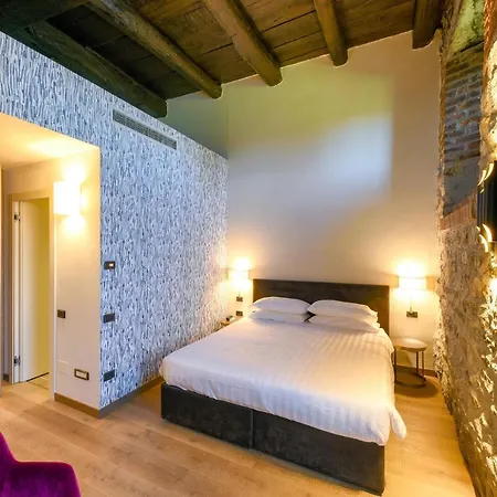 Relais & Castello Di Casiglio Hotel 4*