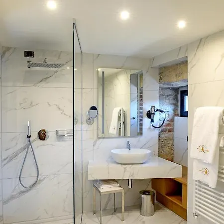 Relais & Castello Di Casiglio 4*