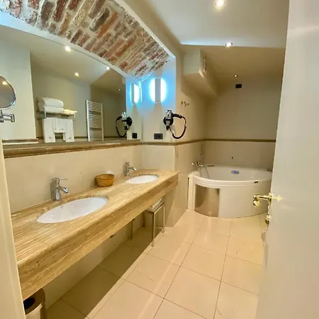 Hotel Relais & Castello Di Casiglio 4*