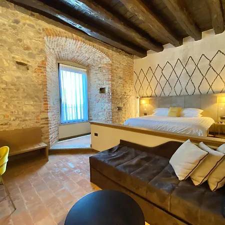 Relais & Castello Di Casiglio Hotel
