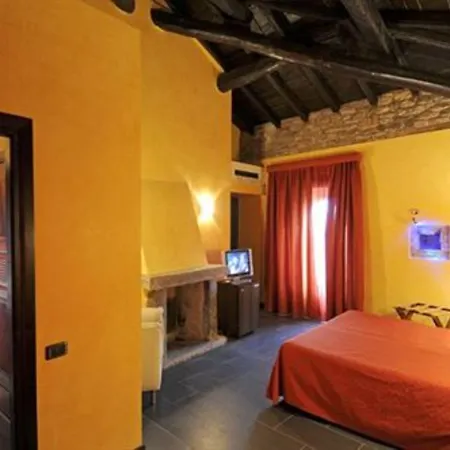 Relais & Castello Di Casiglio Hotel 4*