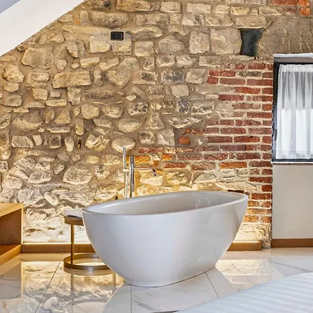 Relais & Castello Di Casiglio Hotel
