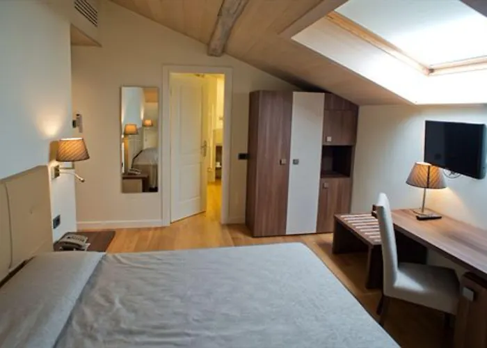 Relais & Castello Di Casiglio Hotel 4*