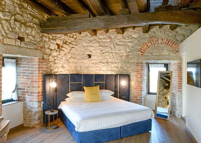 Relais & Castello Di Casiglio Hotel 4*
